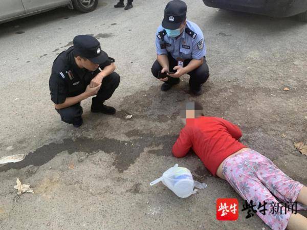 信息|老人凌晨路边摔倒，特警耐心救助送她就医