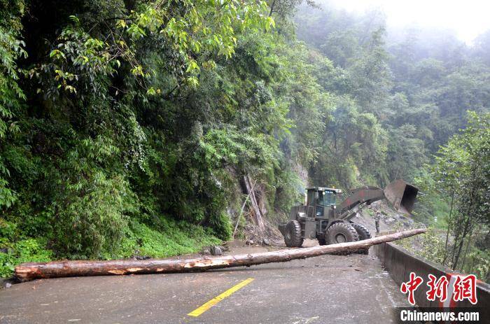 降雨|国道318线西藏通麦段发生泥石流灾害 武警官兵紧急抢通