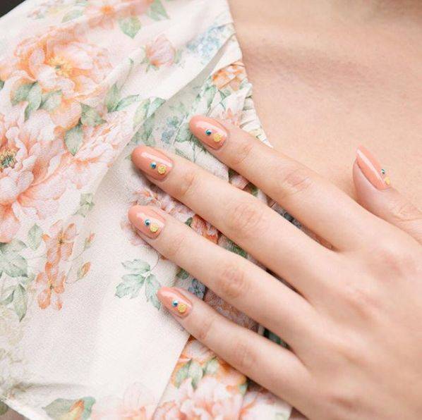 红色|今秋最流行的10款美甲：温柔又高级