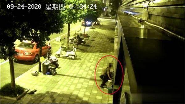 古稀老人凌晨2点“采花”，竟为追爱