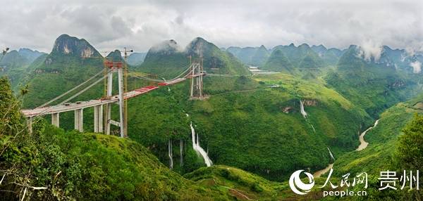 贵州兴义:峰林特大桥正式合龙