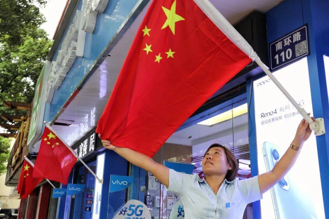 过往市民都表示 看到国旗心中的自豪感油然而生.