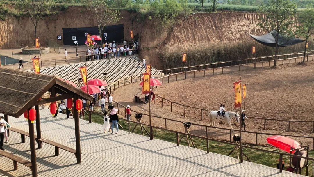跑马场、人工湖、网红桥......到养马村领略“醉美”田园风光