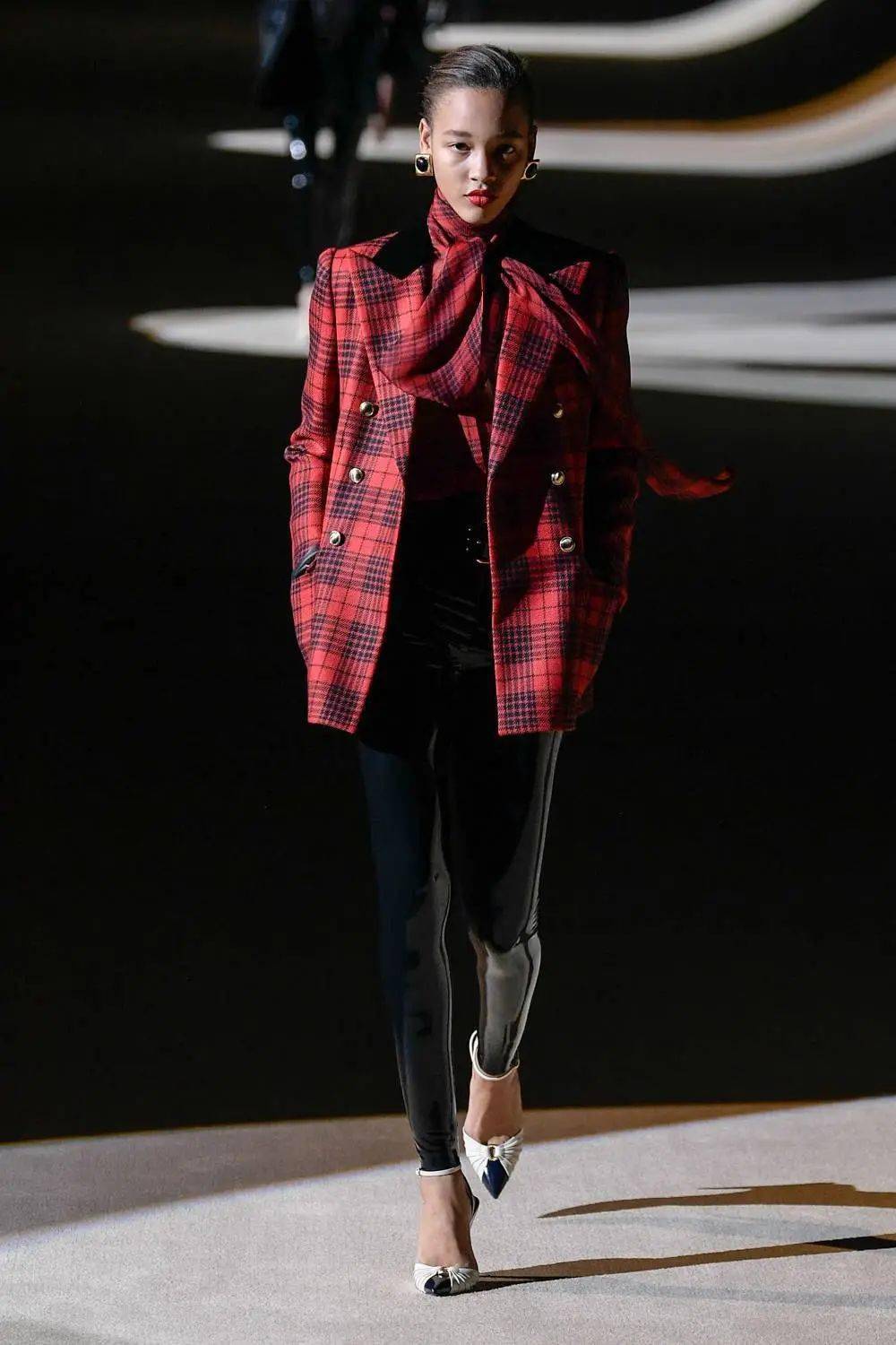 2020saint laurent paris是2012年3月重返伊夫圣罗兰(yves saint