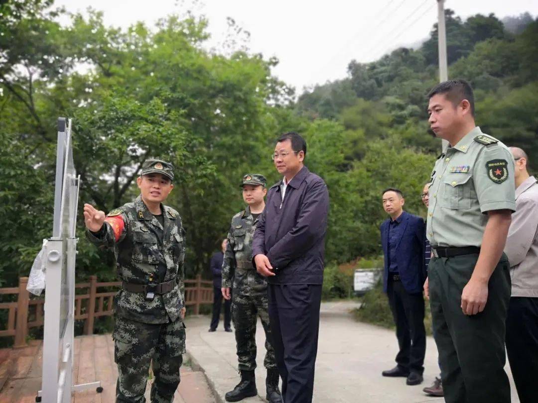 副县长刘宏,县政协副主席刘勇一行走访慰问武警陕西总队特战队,向官兵