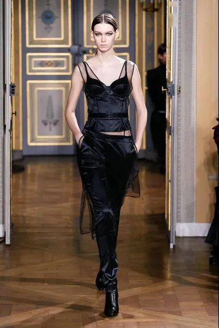 流行色|秋冬流行色新鲜出炉！秋季8大外套流行趋势/ 现在可以穿的2020秋冬连衣裙 /2020/2021秋冬最时尚的裤子指南！