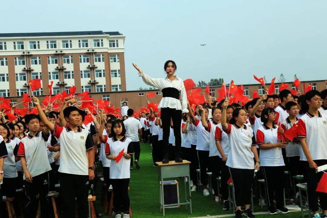 三节喜盈门桃城中学初中部新学期开学典礼二万名师生高唱歌唱祖国