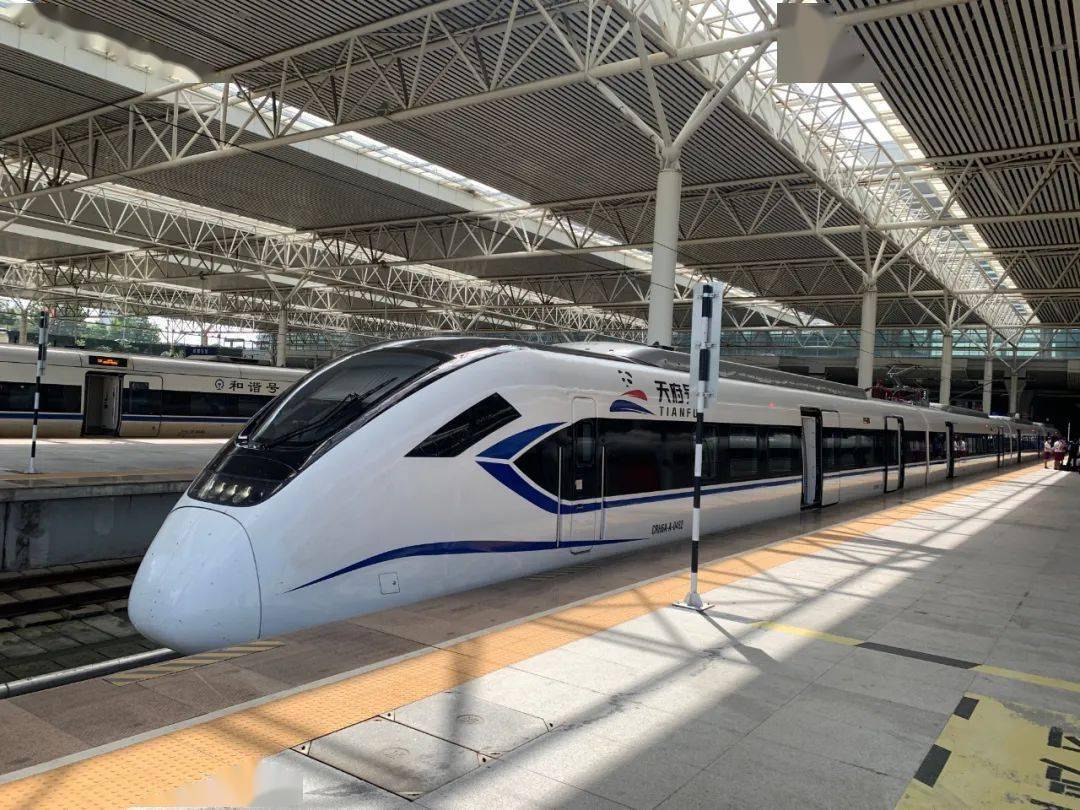 中车四方股份公司研制的 新型crh6a-a城际动车组"天府号"上线 为成都