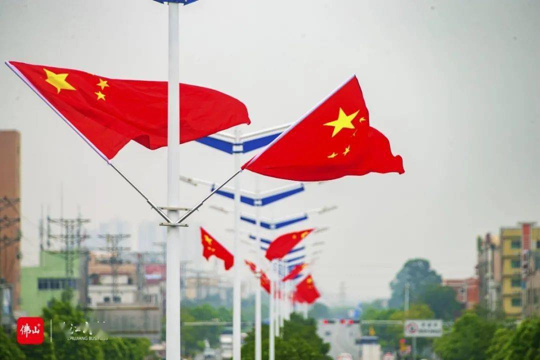 工作人员正在顺德少年儿童图书馆门前挂起五星红旗庆祝国庆的到来.