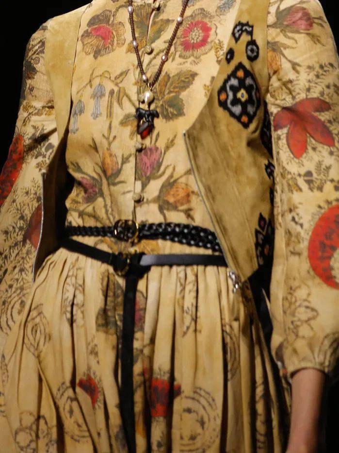 Lucia|让孟美岐、杨采钰都种草的美裙子 据说穿上它才更像“文化人”？