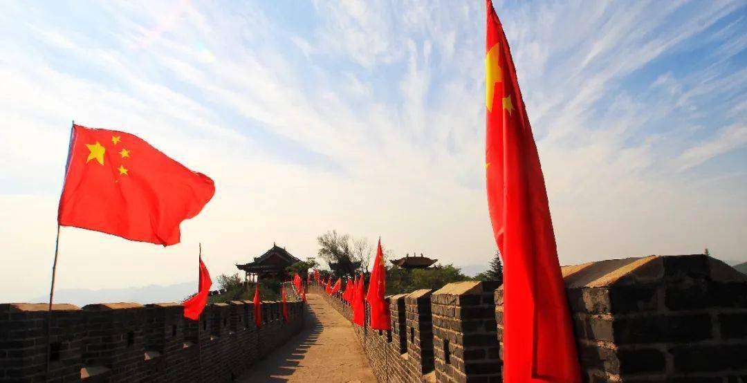 在抱犊寨风景区形成一道亮丽的风景线,也代表了抱犊寨人的深深爱国之