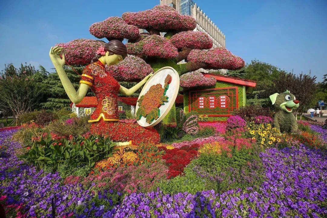 长安街10处主题花坛喜迎国庆