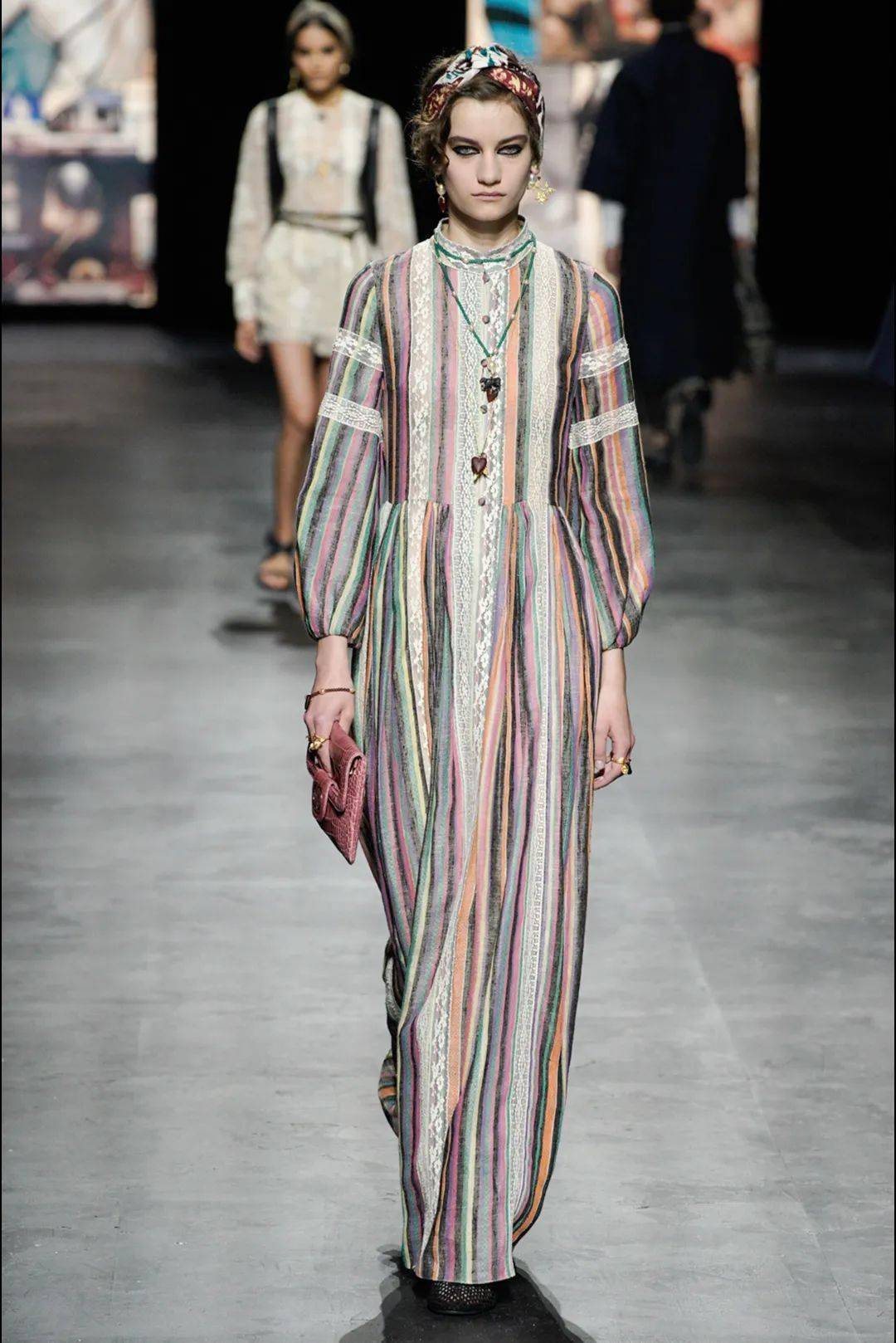 Lucia|让孟美岐、杨采钰都种草的美裙子 据说穿上它才更像“文化人”？