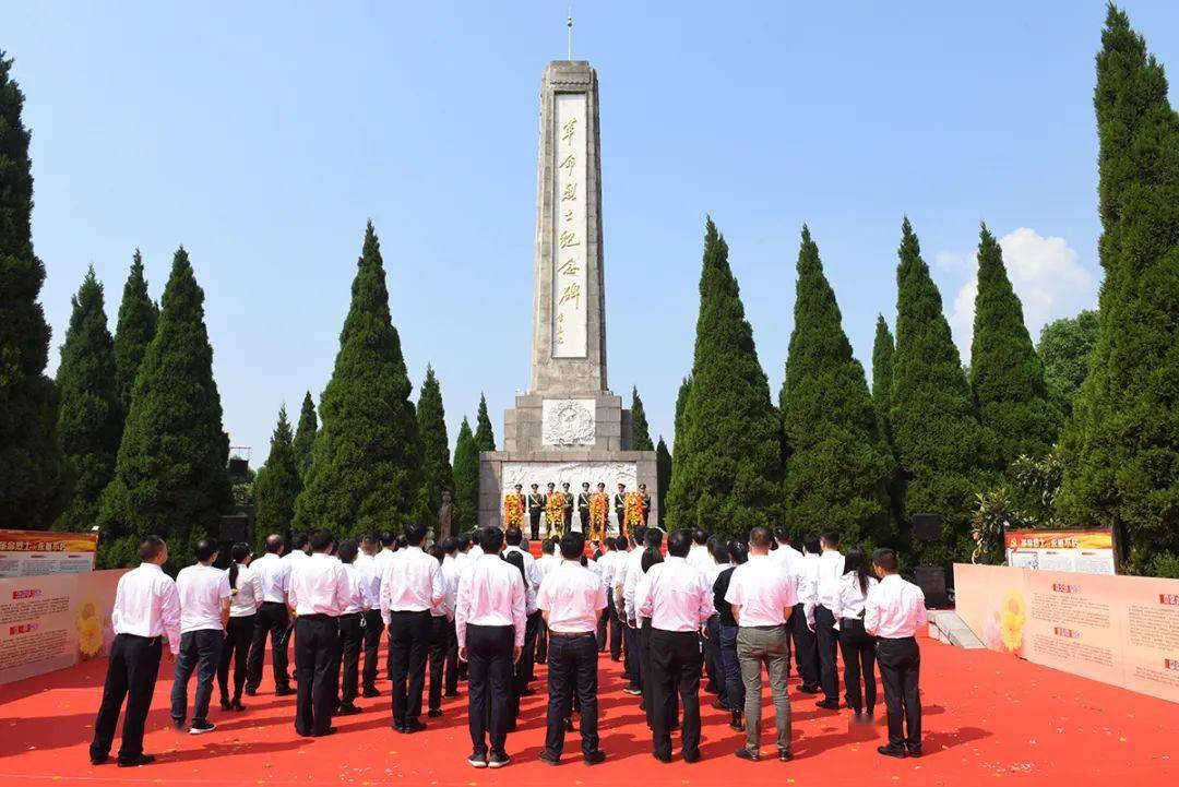 烈士陵园松柏苍翠,庄严肃穆,全体人员在革命烈士纪念碑前静静肃立.