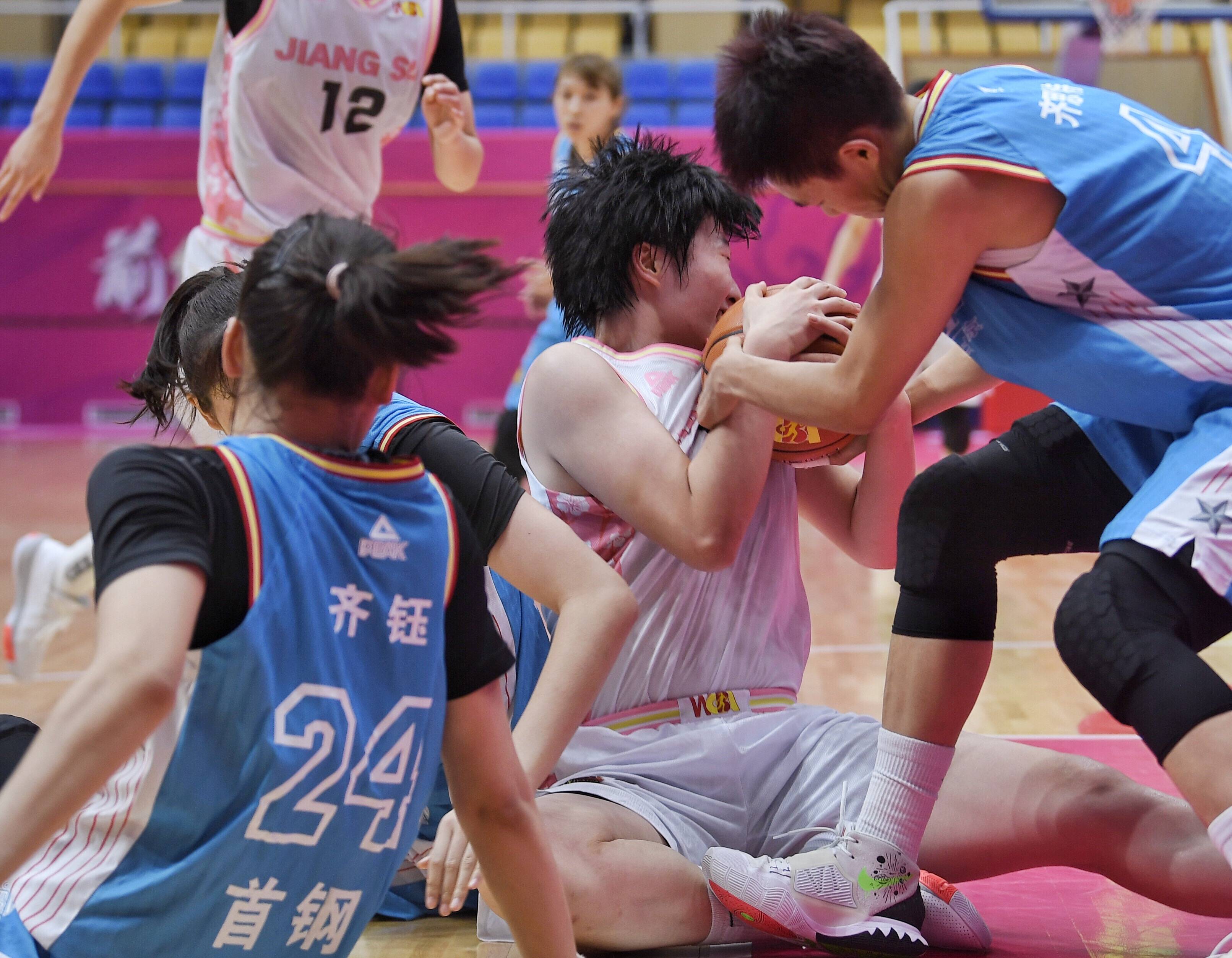 10月1日,江苏南钢队球员罗欣棫(右二)在比赛中拼抢.