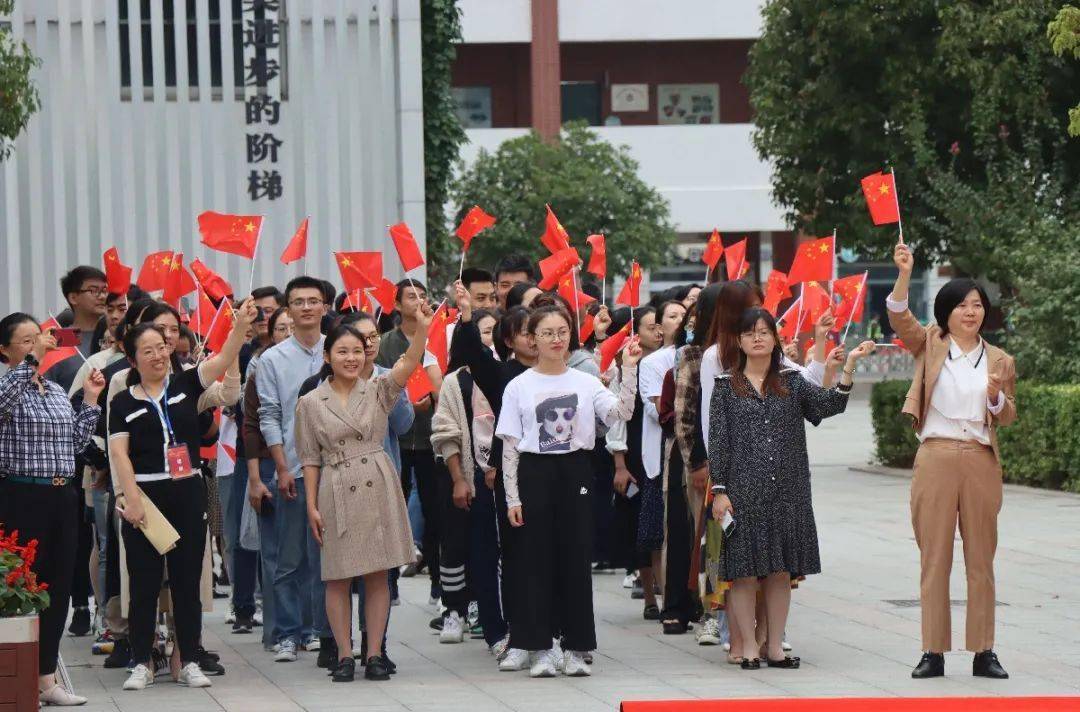 [校区风景线]以爱之名,向祖国献礼 ——聚亨路小学举行"百万学生面向