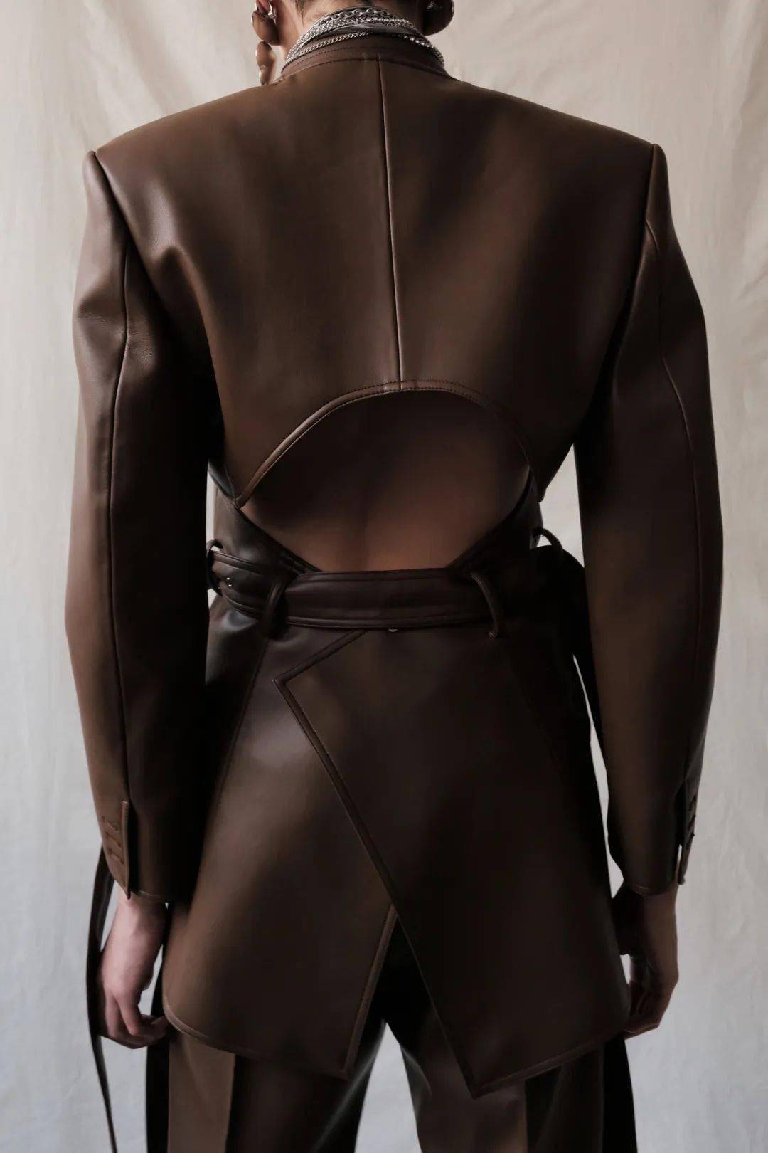 叛逆|他从Celine离职后,创立品牌短短一年火速爆红!新生代叛逆少年的禁欲系极简风~