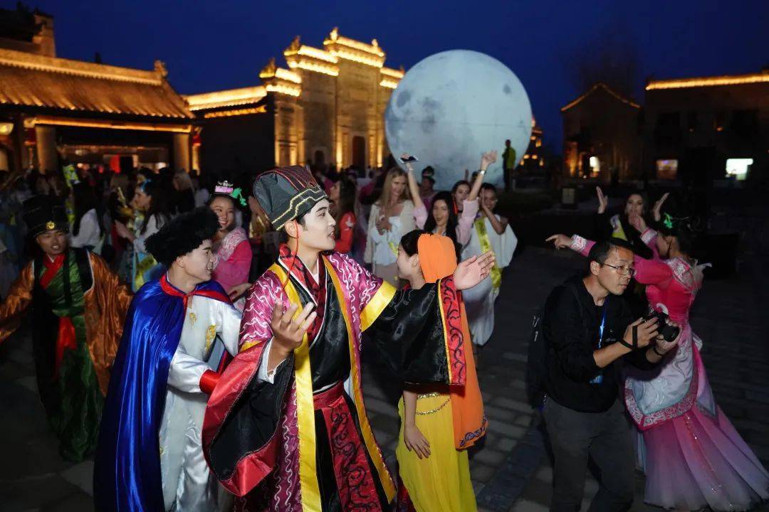 胜境月下醉,追梦夜兴汉.