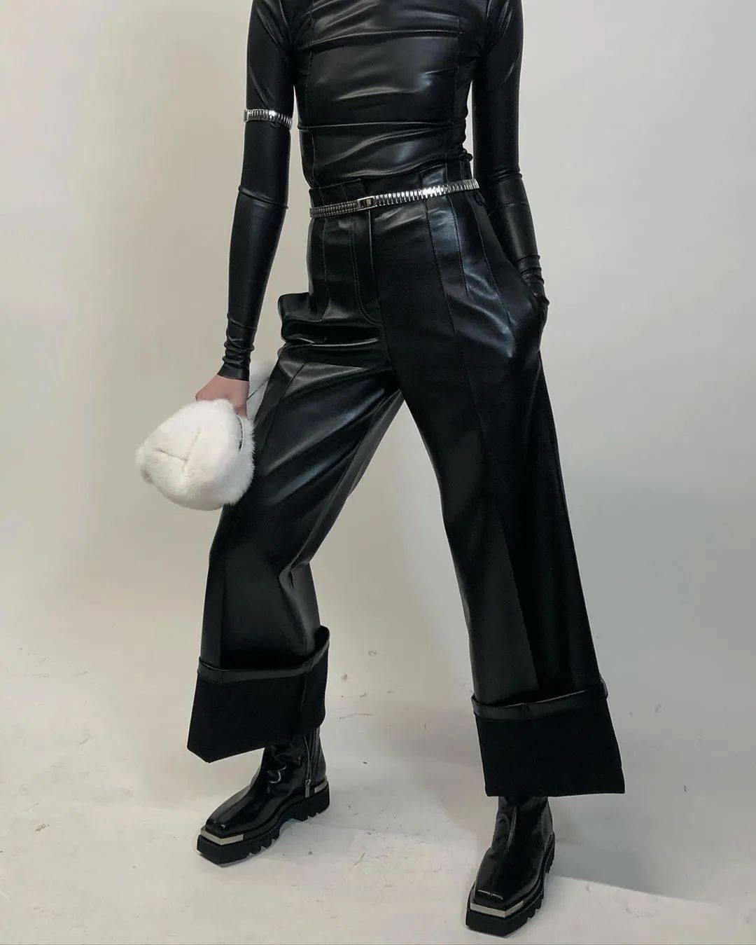 叛逆|他从Celine离职后,创立品牌短短一年火速爆红!新生代叛逆少年的禁欲系极简风~