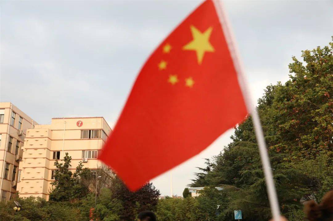 国旗艳 医心丹 | 青岛西海岸新区中心医院点亮国旗icon,一起表白祖国!