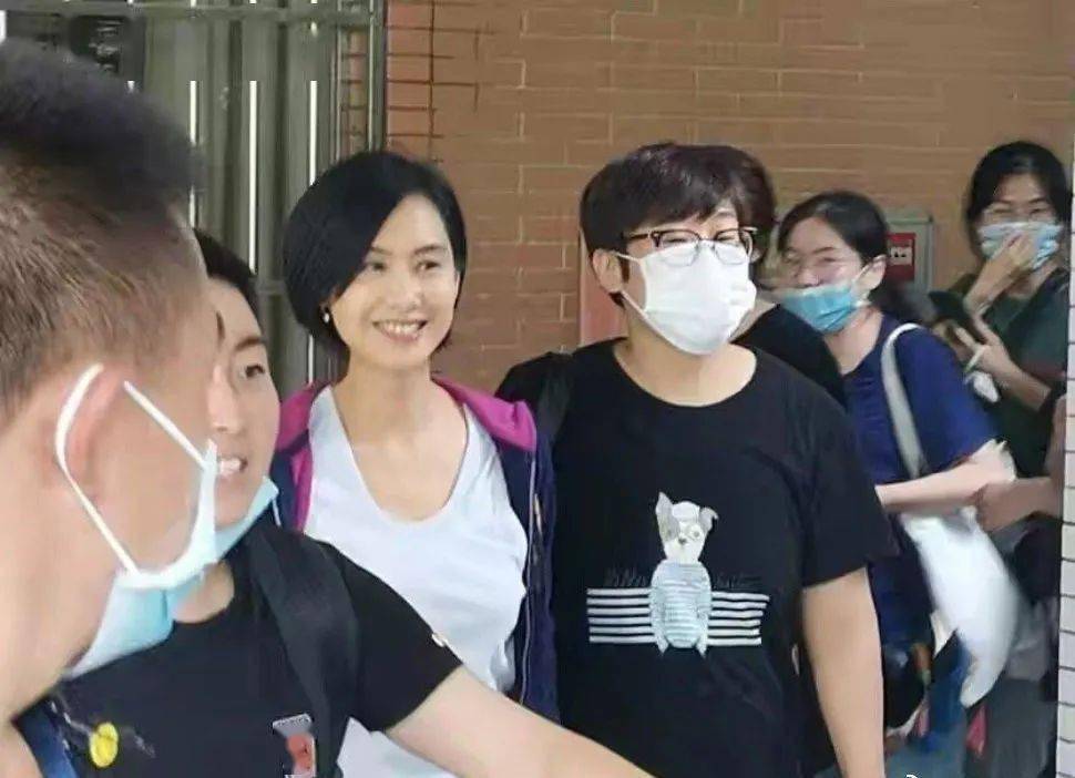 皮肤|小S“摇钱树”计划稳了！母女同登封面似姐妹这是医美的力量？