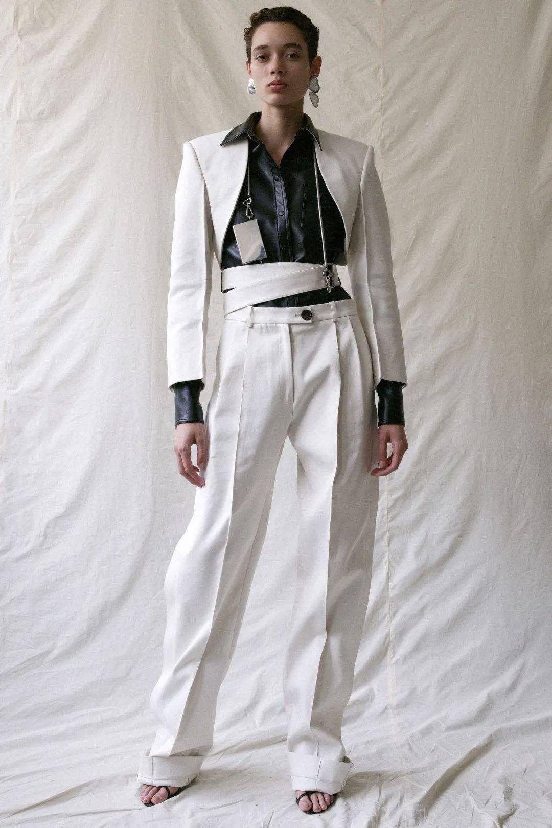 叛逆|他从Celine离职后,创立品牌短短一年火速爆红!新生代叛逆少年的禁欲系极简风~