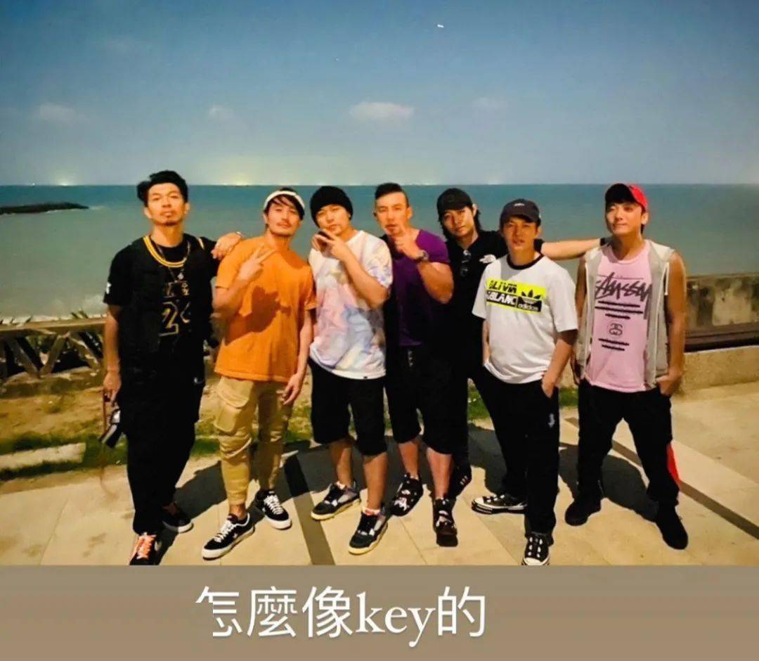 中秋节,周杰伦与兄弟们一起吃烤肉!