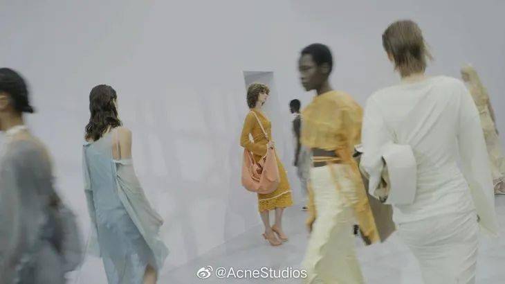 Lye|T型台 | 真·直播看秀，Balmain玩出花了