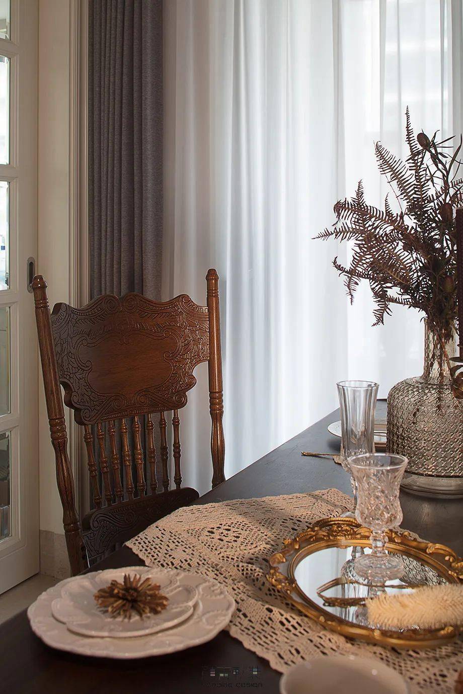 设计|满眼的复古治愈感，看设计师如何拯救精装猪肝红地板 | 颜青软装