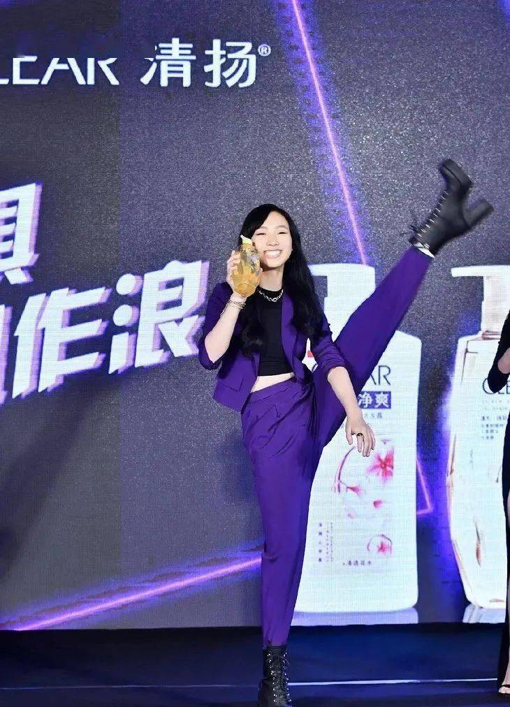 西服|被腿更长的她“抢”了代言,小S心服口服