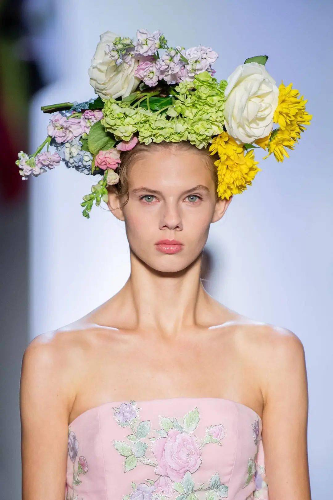 Gurung|犹如花卉田园诗的超美礼服设计，来自尼泊尔的＂名媛杀手＂设计师，美国第一夫人都爱他！