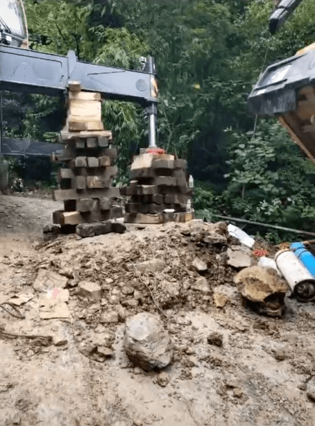 老师傅半坡支车救援摔下山的吊车  责任编辑