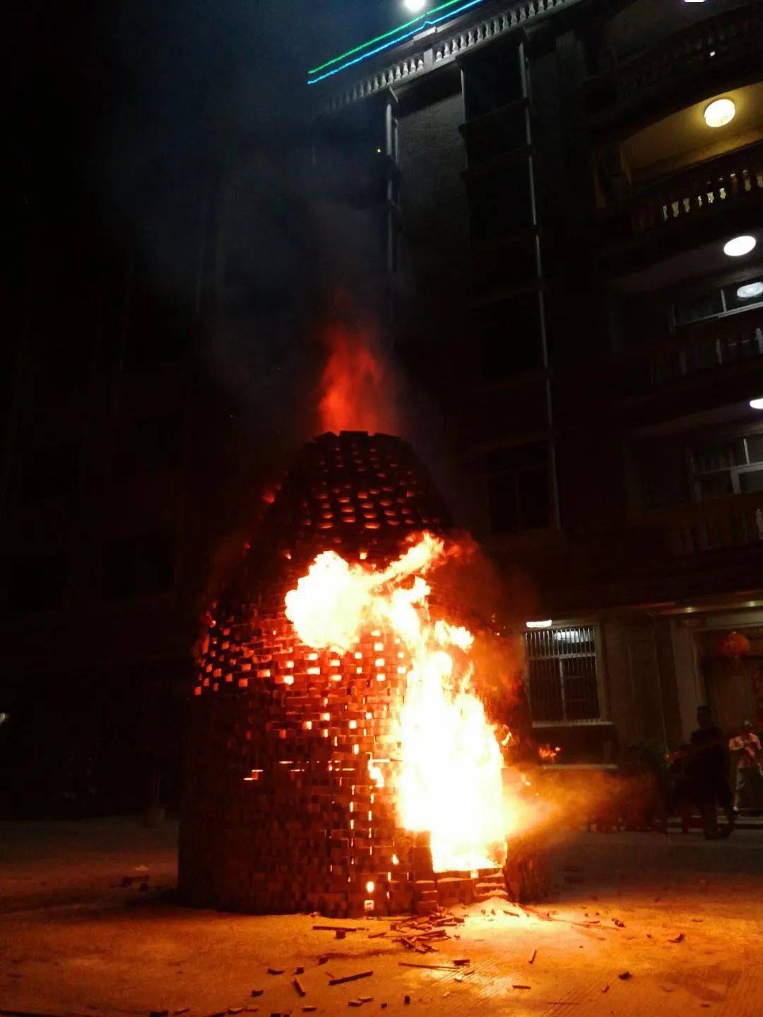 "中秋烧塔,是流行潮汕地区的一种民间祈福习俗,又称烧瓦子灯,烧宝塔