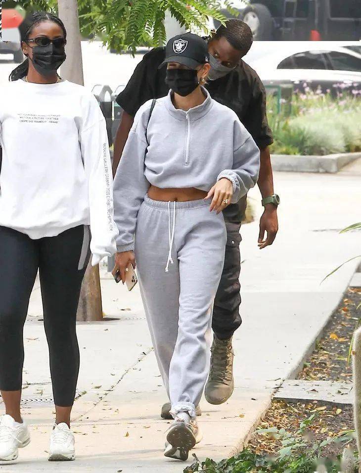 西服|被腿更长的她“抢”了代言,小S心服口服