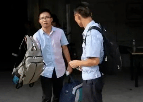 疯子|7次拒绝北大等名校，只为上清华他复读8年成“高考疯子”