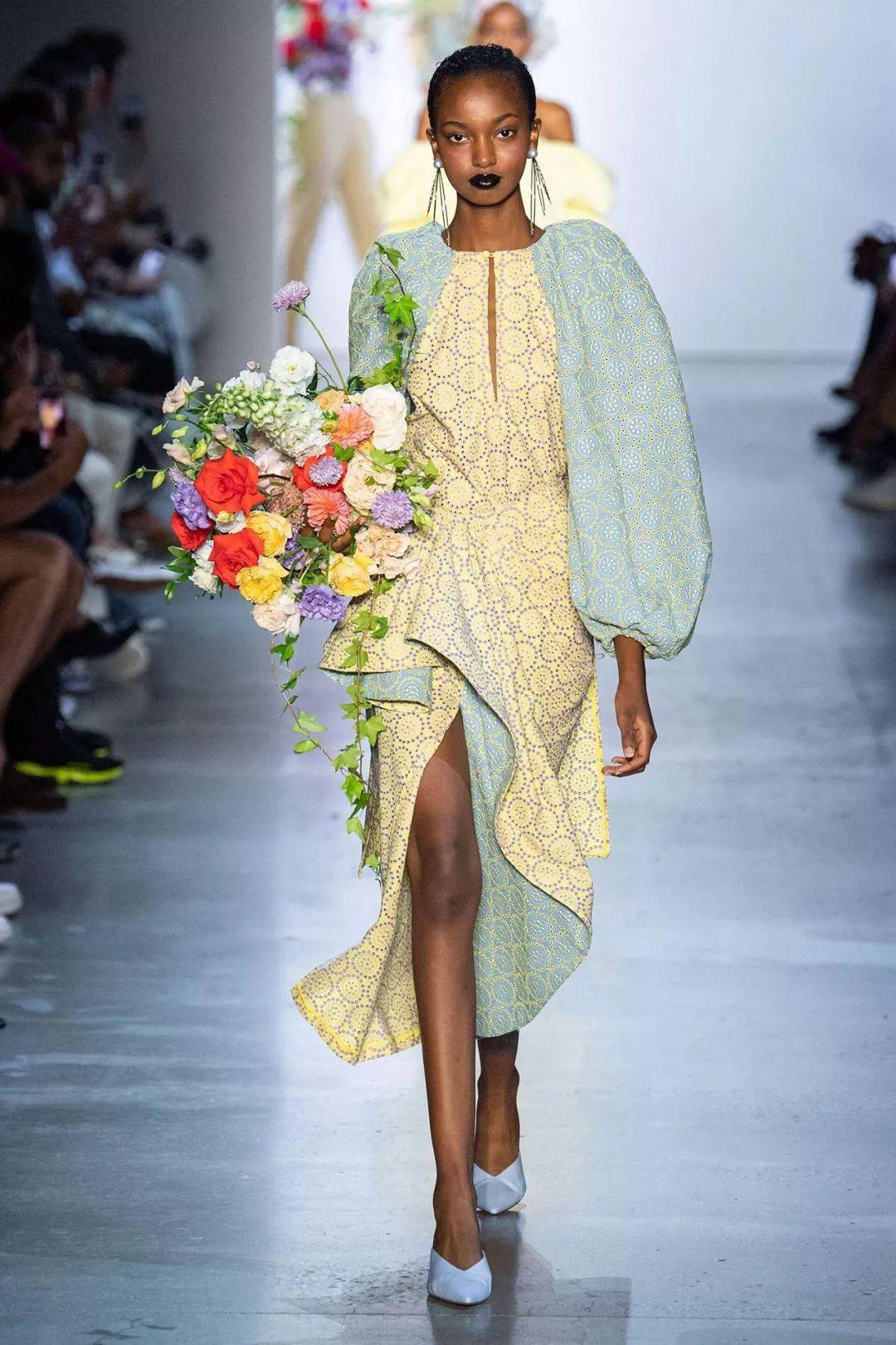 Gurung|犹如花卉田园诗的超美礼服设计，来自尼泊尔的＂名媛杀手＂设计师，美国第一夫人都爱他！