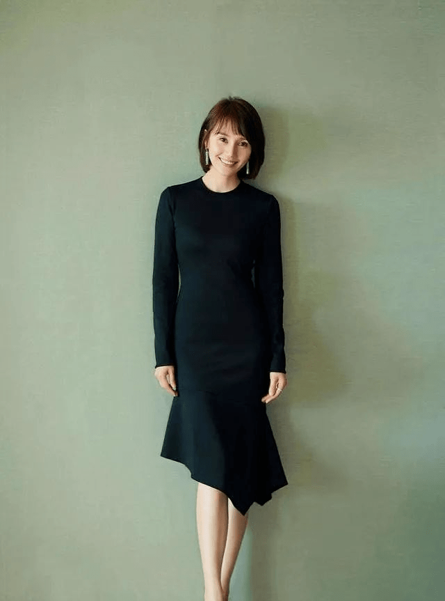 颜色|40+女性如何远离“大妈感”,早秋极简风穿搭,优雅又有女人味