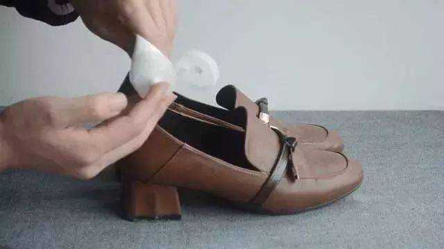 怎么穿高跟鞋不挤脚 c2727bd93a704d33b2871f462ef61538.jpeg