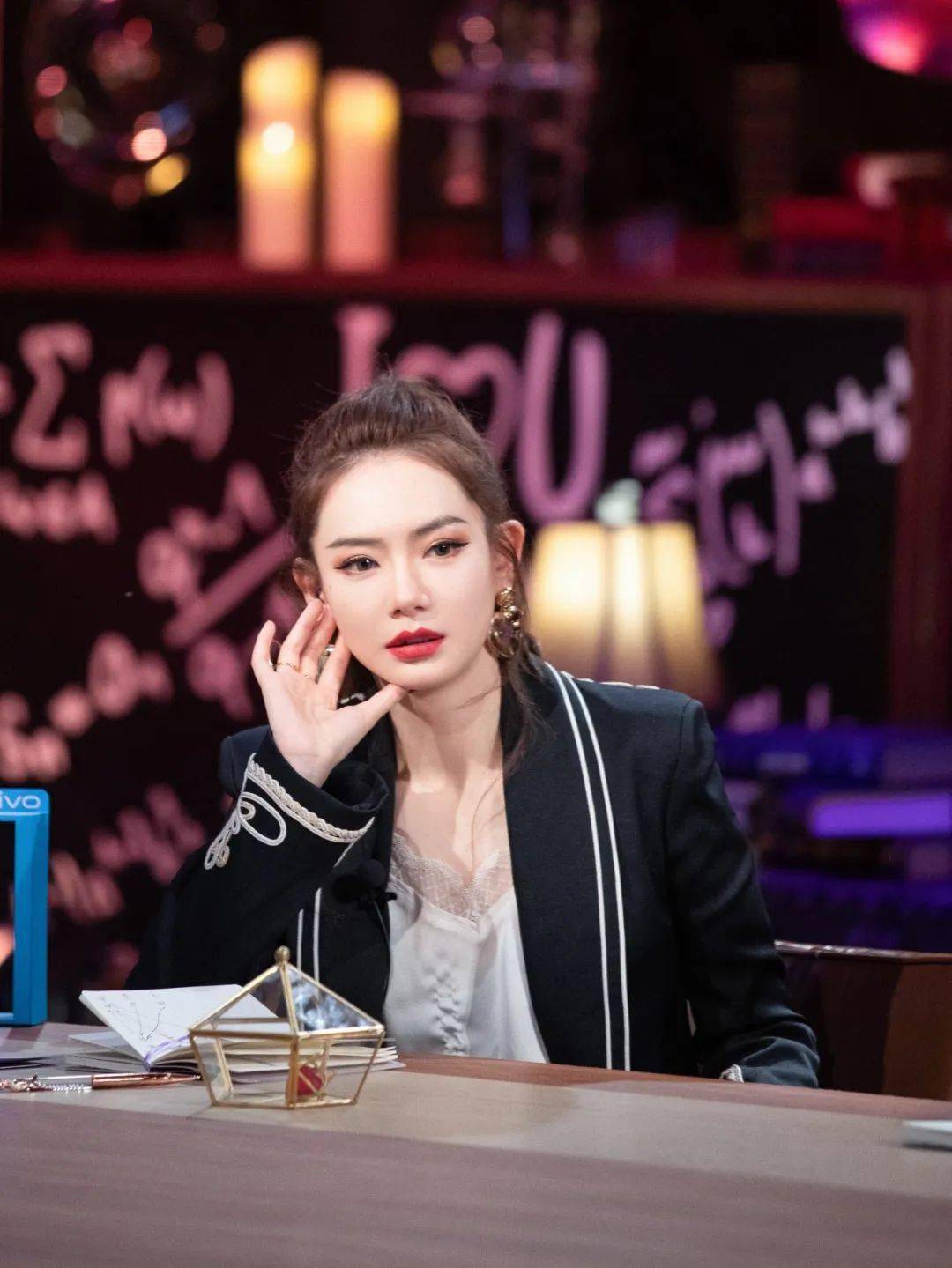 颜色|《心动的信号》戚薇聊心动，我却想聊她的妆容！