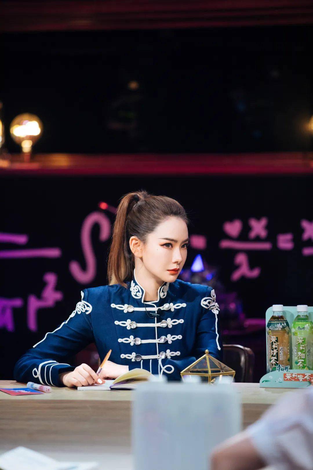 颜色|《心动的信号》戚薇聊心动，我却想聊她的妆容！