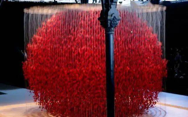 虎头|时髦办 | 虎头、眼睛都不是高田贤三,他只是纯粹的爱花少年