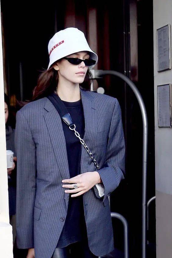 什么|穿衣搭配：外套里面穿什么？这3款基础内搭让你时髦整个秋天！