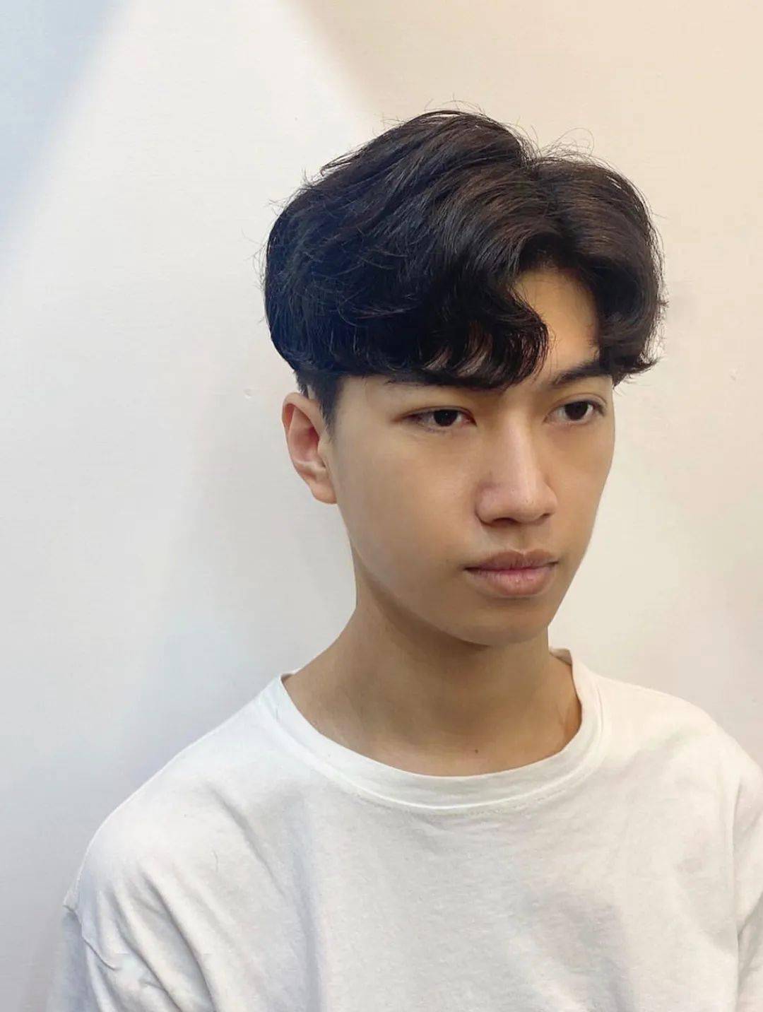 帅气的男生烫发发