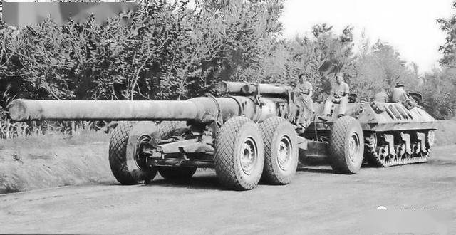 由m35型履带式牵引车拖带的m1型240毫米榴弹炮,从运输状态转入射击