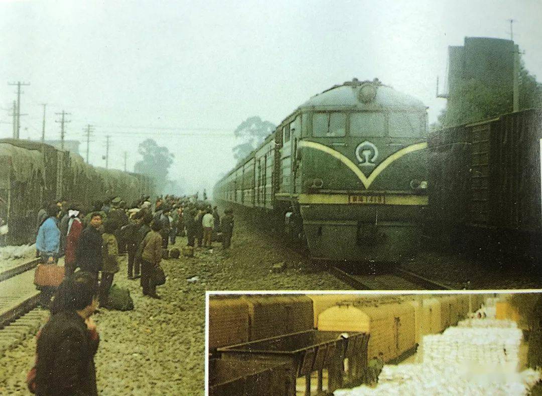 90年代眉山火车站,旅客等候乘坐绿皮火车
