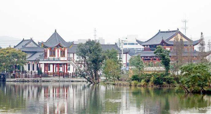 "村庄环绿景鲜妍,家住练川镜水边.