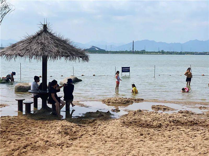 其实这片沙滩就在湖海塘公园 1 沙滩乐园 以海沙填充,面积近2000