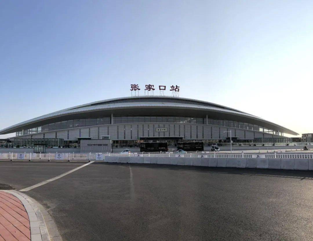 每每小编到达张家口站时,都会忍不住感叹一番,这个车站的设计不光大气