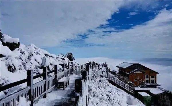 太白山出现冰晶景观!华山迎来首场降雪!