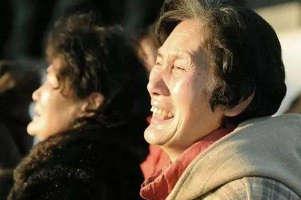 在梦境中重逢，梦见在去世母亲那里的温馨做客